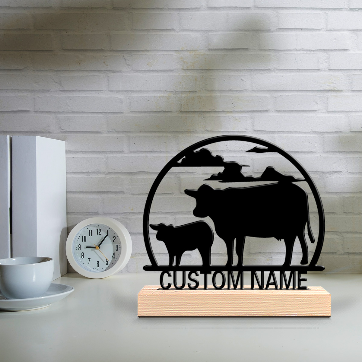 Art Craft Us - รูปปั้นโลหะรูปวัวแฟชั่น 1 ชิ้น ปรับแต่งชื่อได้ งานศิลปะตกแต่งบ้านพร้อมฐานไม้ ประติมากรรมโลหะพร้อมฐานไม้สำหรับตั้งโต๊ะ