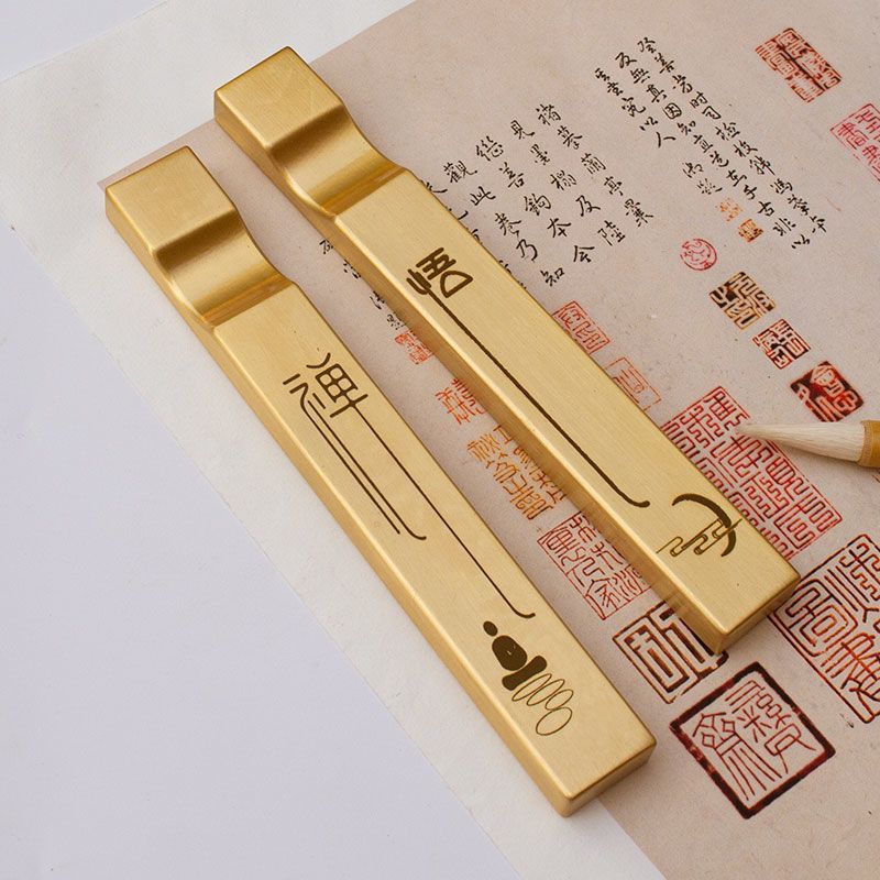 Calligraphy Pen Set - ที่ทับกระดาษทองเหลืองแท้แบบสองในหนึ่งพร้อมที่วางปากกา สำหรับงานเขียนพู่กัน ตกแต่งโต๊ะทำงาน อุปกรณ์ศิลปะสำหรับบ้านและสำนักงาน ชุดของขวัญ